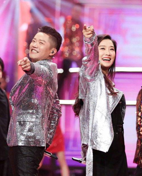 凤凰传奇 照片,光影交织，演绎民族音乐传奇