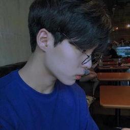 型男帅哥生活照组图,生活照中的时尚魅力瞬间